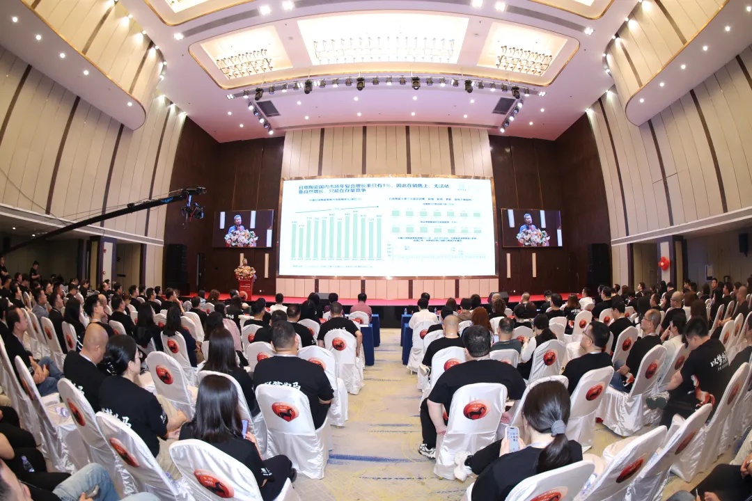 轻启将来，，，瓷韵新生——皇家荣耀官网2026新品营销颁布会暨42周年庆圆满闭幕！！