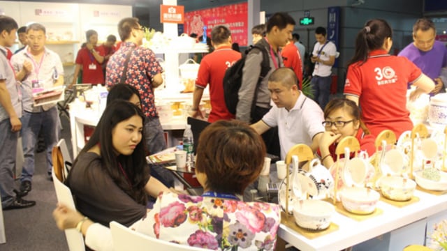 皇家荣耀官网隆重亮相第二十二届中国（丽江）国际礼物展